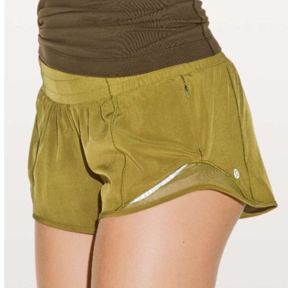 lululemon athletica Pants - LULULEMON Hotty Hot Short II 2.5" in Meadow Size 6
